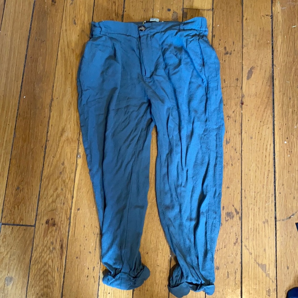 Capri viscose/rayon pants.